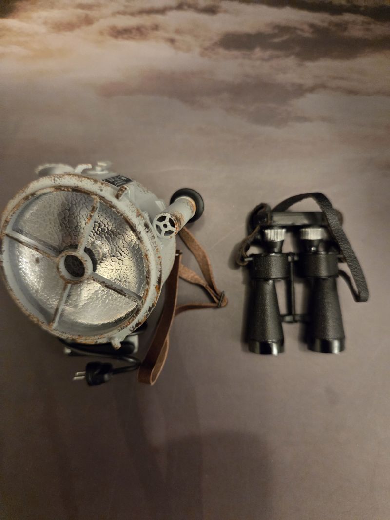 Kriegsmarine Johann Searchlight, Binoculars