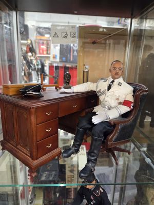 1/6th Third Reich, Grand desk and chair