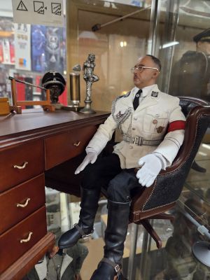 1/6th Third Reich, Grand desk and chair