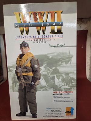 Dragon 1/6 Luftwaffe Hans Pifer HE111 Bomber Pilot